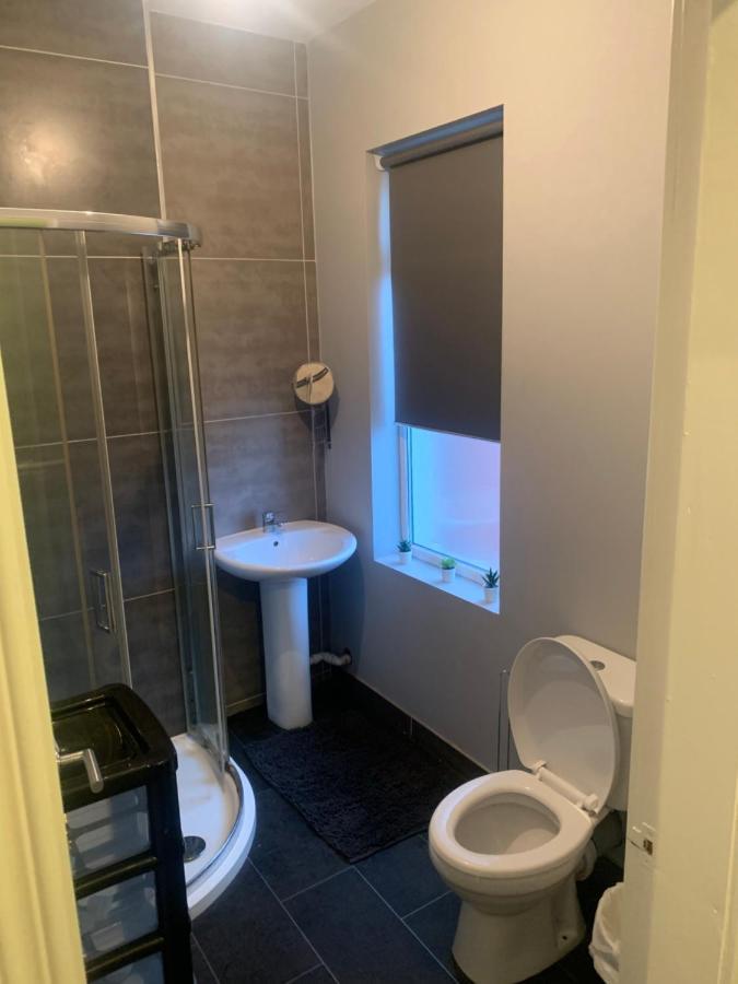 2 Bedroom Cheerful House Close To City Center เบลฟาสต์ ภายนอก รูปภาพ